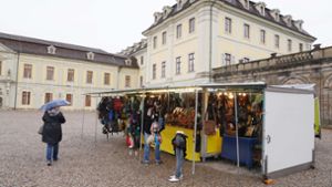 Ein einzelner Stand ist vom geplanten Pop-up-Warenverkauf vor dem Ludwigsburger Schloss übrig geblieben. Foto: Andreas Rosar/Andreas Rosar Fotoagentur
