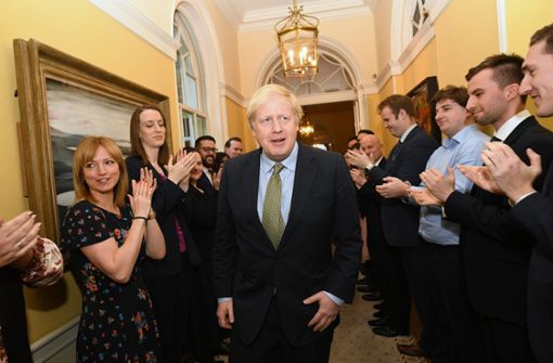 Boris Johnson wird in seinem Amtssitz von den Mitarbeitern mit Applaus empfangen. Foto: AFP