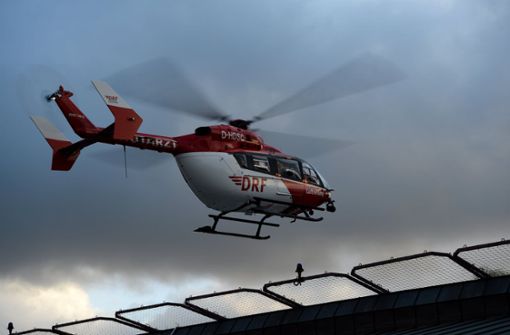 Der 21-Jährige wird nach seinem Sturz mit einem Rettungshubschrauber in ein Krankenhaus geflogen (Symbolbild). Foto: dpa