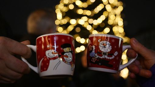 Auf den kleinen Weihnachtsmärkten in den Stadtteilen können sich die Stuttgarterinnen und Stuttgarter auf das große Fest einstimmen. Foto: dpa/Angelika Warmuth
