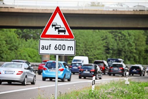 Diese Stau-Warn-Schilder sind ein Versuch der Stadt Leinfelden-Echterdingen, damit es vor dem Zeppelin-Tunnel nicht mehr so oft zu Unfällen kommt. Foto: Thomas Krämer