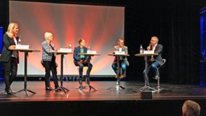 Silke Breuninger,   Heike Baehrens,  Karl Lauterbach, Ingo Hüttner und Marc Lux (von links) beim Politiktalk in Uhingen. Foto: Staufenpress