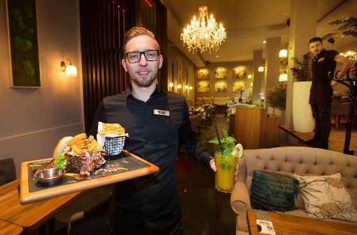 Betriebsleiter Paul Ortmann serviert Burger und Drinks des Hauses Foto: Ines Rudel
