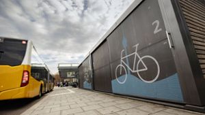 Die Fahrradgarage vor dem Hauptbahnhof soll vor allem Pendlern die Möglichkeit bieten, ihr Fahrrad sicher und witterungsgeschützt abzustellen. Foto: Lichtgut/Leif Piechowski