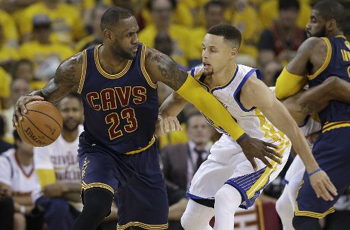 Wiedersehen im Finale: LeBron James (links, Cleveland Cavaliers) und Stephen Curry von den Golden State Warriors Foto: AP