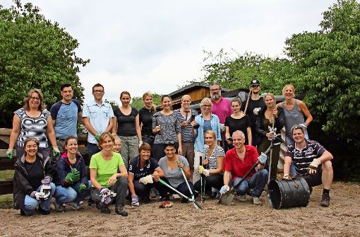 Gemeinsam in Aktion: Mitarbeiter der Ernst Klett Sprachen GmbH halfen auf der Jugendfarm.  Nach diesem  Einsatz  im Rahmen des „Social Day“ ist ein weiterer Mitte September geplant. Foto:  