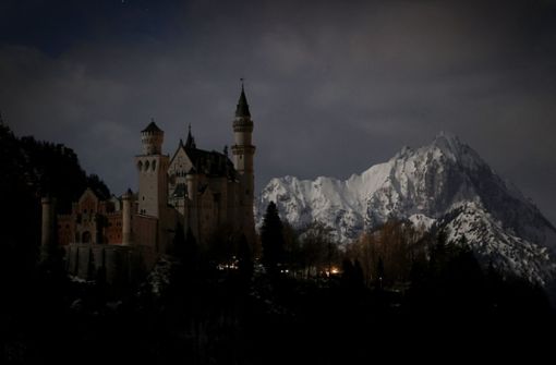 Auch beim Schloss Neuschwanstein gingen die Lichter aus. Foto: dpa/Karl-Josef Hildenbrand