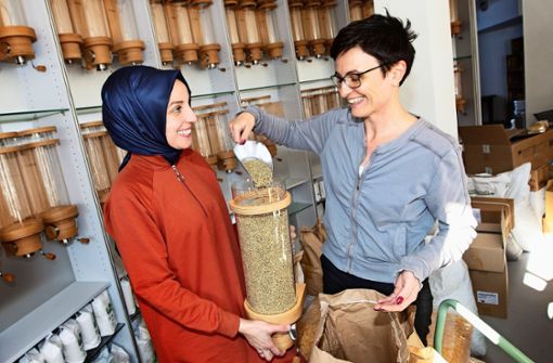 Ingrid Strähle (rechts) und ihre Mitarbeiterin Safiye Serim füllen loses Getreide in einen Behälter der mehrstöckigen Selbstbedienungsbar. Foto: /Ines Rudel