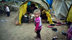 Ein kleines Mädchen steht vor einem Zelt in einem Flüchtlingslager, das in der Nähe des türkisch-griechischen Grenzübergangs Pazarkule errichtet wurde. Foto: dpa/Ismail Coskun