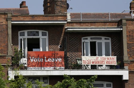 Das Thema Brexit spaltet die britische Bevölkerung, selbst diese Nachbarn im Norden von London. Foto: AP