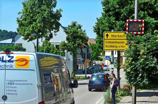 In Affalterbach eine Straße zu überqueren, kann wegen des starken Verkehrs schwierig sein und dauern. Foto: Werner Kuhnle