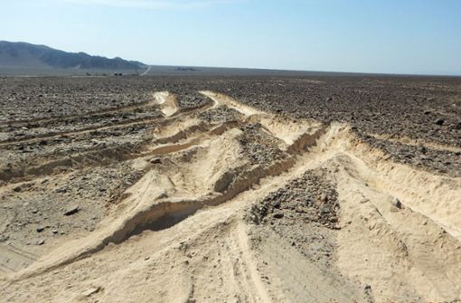 Die berühmten Wüsten-Scharrbilder bei Nazca und Palpa in Peru sind von einem Lkw-Fahrer trotz Verbotsschildern überfahren worden. Die Schäden sind beträchtlich, wie man auf diesem aktuellen Foto sehen kann. Foto: AFP/Peruvian Ministry of Culture