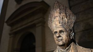 Die Büste des emeritierten Papstes Benedikt XVI. vor der St.-Oswald- Kirche in Traunstein könnte bald abmontiert werden. Foto: dpa/Lennart Preiss