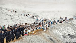 Aktivisten versuchen beim Tagebau Garzweiler auf das Gelände zu gelangen. Foto: AFP