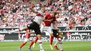 Lucas Höler (Mitte) trifft zum 3:0 für den SC Freiburg beim VfB Foto: Baumann/Hansjürgen Britsch