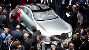 Automobilmesse in Frankfurt: So wie hier im Jahr 2015 präsentierten sich die Automobilhersteller viele Jahre, doch 2019 im Zeichen des Klimawandels rief das Protest hervor. Foto: dpa/Boris Roessler