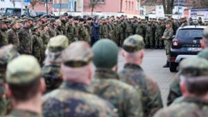Erstmals in der aktuellen Hochwasser-Lage sind Soldaten der Bundeswehr im Einsatz. Foto: dpa/Jan Woitas