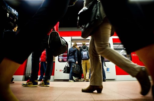 Unter den Fahrgästen in Stuttgarts S-Bahnen sind immer wieder auch Musiker und Bettler. Foto: Lichtgut/Max Kovalenko