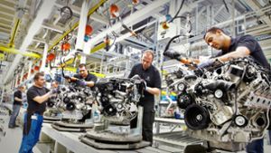 Nach wie vor werden im Werk Untertürkheim Verbrennungsmotoren gefertigt       – doch die Belegschaft kämpft darum, auch elektrische Antriebe zu bauen. Foto: Daimler