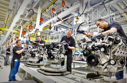 Nach wie vor werden im Werk Untertürkheim Verbrennungsmotoren gefertigt       – doch die Belegschaft kämpft darum, auch elektrische Antriebe zu bauen. Foto: Daimler