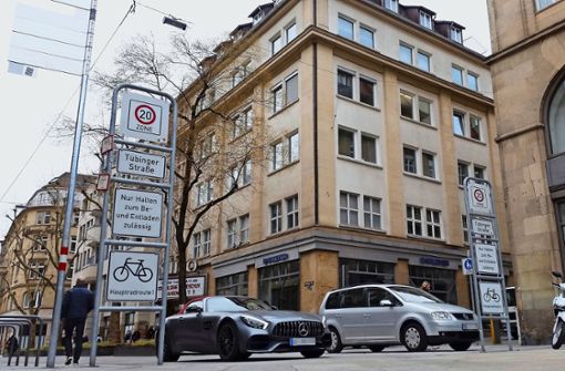 Eigentlich sind in der Tübinger Straße Fußgänger, Radler  und Autofahrer gleichberechtigt – doch die Realität sieht anders aus. Foto: Hans Jörg Wangner