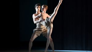 Ciro Ernesto Mansilla mit Diana Ionescu in Katarzyna Kozielskas Ballett „It. Floppy. Rabbit.“ Foto: Stuttgarter Ballett