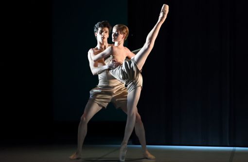 Ciro Ernesto Mansilla mit Diana Ionescu in Katarzyna Kozielskas Ballett „It. Floppy. Rabbit.“ Foto: Stuttgarter Ballett