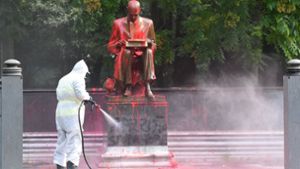 Dieses umstrittene Denkmal für Indro Montanelli wurde mit roter Farbe beschmiert. Foto: AFP/MIGUEL MEDINA