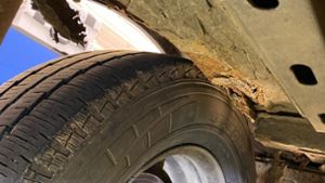 Roststellen, Brüche am Rahmen sowie Beschädigungen an den Reifen: Der Transporter hat schon bessere Tage gesehen. Foto: Polizei