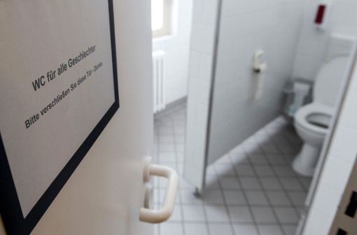 Die Tür einer Unisex-Toilette in Berlin. Foto: dpa