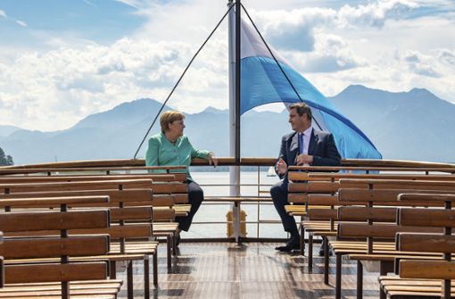 Zwei auf einem Boot: Kanzlerin Angela Merkel mit Bayerns Ministerpräsident Markus Söder während eine gemeinsamen Tour auf dem Chiemsee. Foto: AP/Peter Kneffel