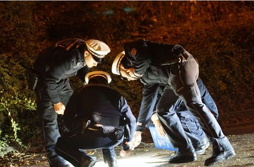 Polizisten untersuchen den Tatort nach Schüssen in Kornwestheim. Foto: SDMG