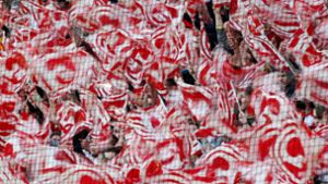 Die Fans von Fortuna Düsseldorf feuern ihre Mannschaft an. Foto: dpa