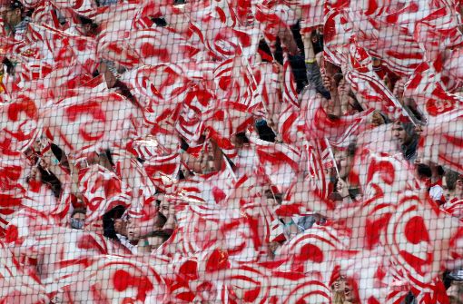 Die Fans von Fortuna Düsseldorf feuern ihre Mannschaft an. Foto: dpa