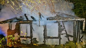 Die Schöckinger Waldhütte wurde ein Raub der Flammen. Foto: / Karsten Schmalz