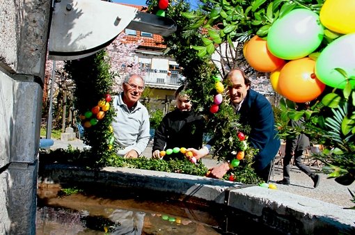 Vor dem Osterbrunnenfest wird das Wasserspiel im Zehnthof geschmückt Foto: Friedel