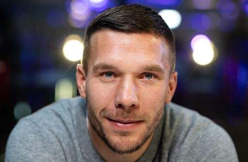 Lukas Podolski  wird mit einem neuen Format bald im Radio zu hören sein. (Archivbild) Foto: dpa/Bernd Thissen