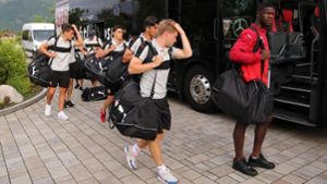 26 Spieler stiegen aus dem Bus im VfB-Trainingslager, zwei weitere reisen nach. Foto: Baumann