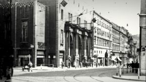 Blick von der Friedrichstraße auf den    alten Stuttgarter Bahnhof in der heutigen Bolzstraße. in dem bis 1945 das Ufa-Kino residierte und in dem heute das Metropol-Kino untergebracht ist. Foto: Stadtarchiv Stuttgart