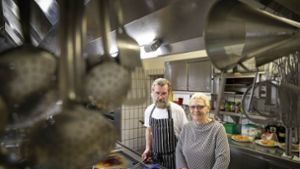 Uli und Gaby Siller in der Küche ihres Restaurants in Spiegelberg-Vorderbüchelberg. Die Wirtsleute sind Gastwirte aus Passion. Foto: Gottfried Stoppel