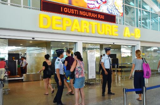 Viele Touristen sehen das „Abflug“-Schild im Flughafen von Denpasar auf Bali mit Sehnsucht. Foto: dpa