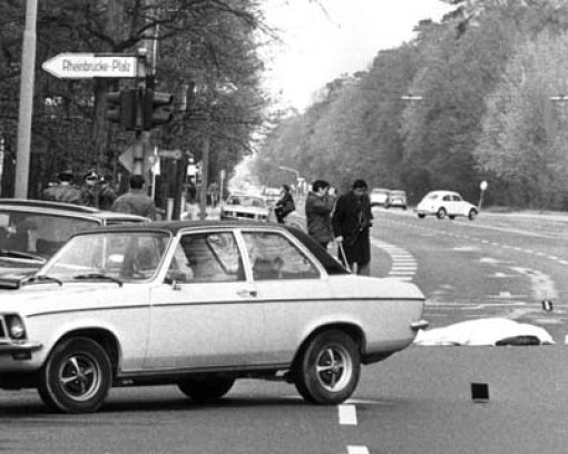 Am 7. April 1977 liegen auf dem Pflaster in Karlsruhe die Leichen von Generalbundesanwalt Siegfried Buback, 57 (li.), und Fahrer Wolfgang Goebel, 29, (re.) Foto: AP
