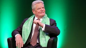 Joachim Gauck sonnt sich in Leipzig Foto: dpa