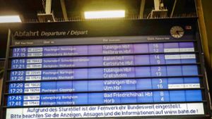 Die Fernzüge  fallen aus, die Reisenden hoffen auf die Regionalbahnen Wer nicht weiterkommt, kann die Nacht im Hotelzug verbringen. Foto: Lichtgut/Achim Zweygarth (2), Christine Bilger (2)