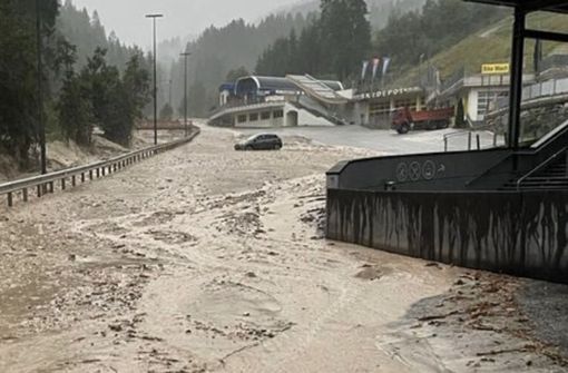 Nach einem Unwetter waren in Südtirol mehrere Straßen und Gebäude durch Schutt und Schlamm blockiert. Foto: dpa