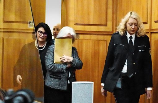 Die Verteidigerin Anke Stiefel-Bechdolf (links) begleitet Elisabeth S. (Bildmitte) in den Großen Schwurgerichtssaal im Heilbronner Landgericht. Foto: dpa