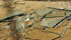 Über der Querhalle brach eine Scheibe des Glasdachs unter dem Gewicht der 17-Jährigen ein (Symbolfoto). Foto: dpa