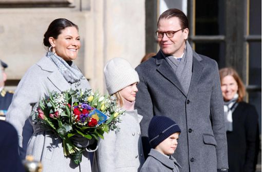 Schwedens Kronprinzessin Victoria mit ihrem Mann Prinz Daniel und den Kindern Prinzessin Estelle und Prinz Oscar. Foto: AFP/JOHAN JEPPSSON