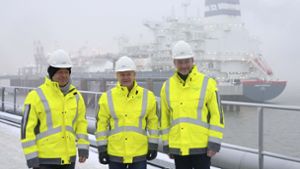 Habeck, Scholz und Lindner bei der Eröffnung eines LNG-Terminals: Flüssiggas soll Deutschlands Energieversorgung sichern. Foto: dpa/Michael Sohn