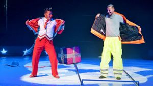 Henry Ayala als Clown mit einem Gast aus dem Publikum in der Manege Foto: Lichtgut/Max Kovalenko